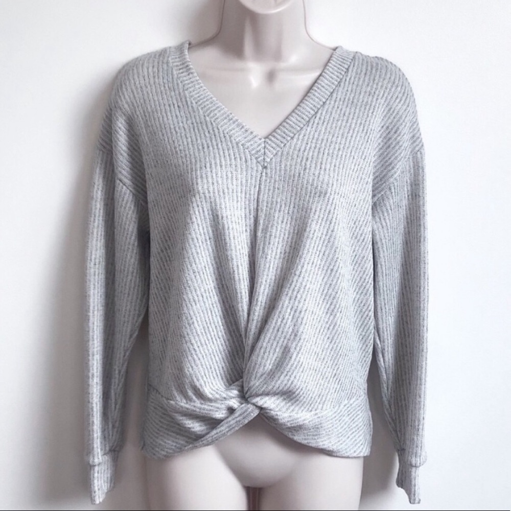 🆕 Lush twist front soft gray v neck long sleeve pullover sweater small